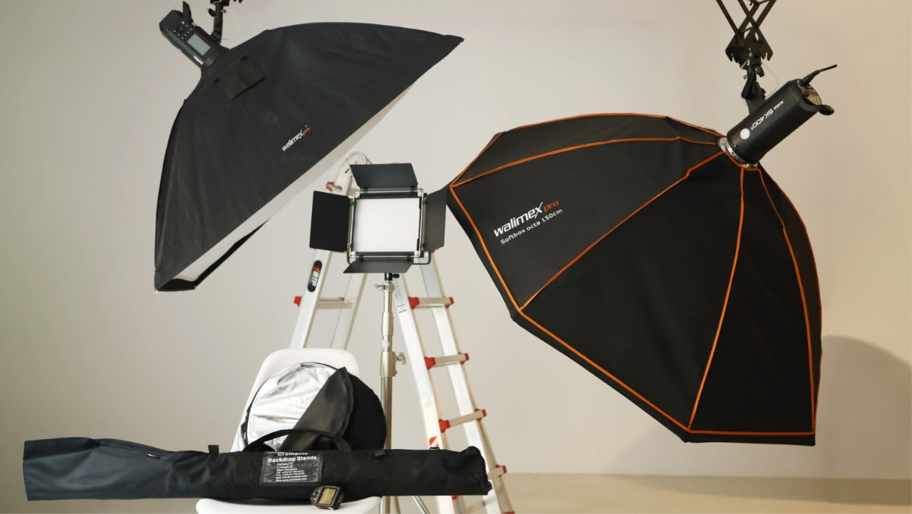 Detalle de dotación técnica: cámaras, iluminación y soportes